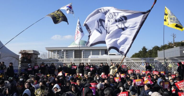 윤 대통령 탄핵 표결, 여당의 보이콧으로 부결
    


