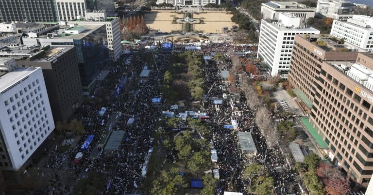윤석열 대통령 계엄령 위반으로 국회가 탄핵안을 가결했다.
    


