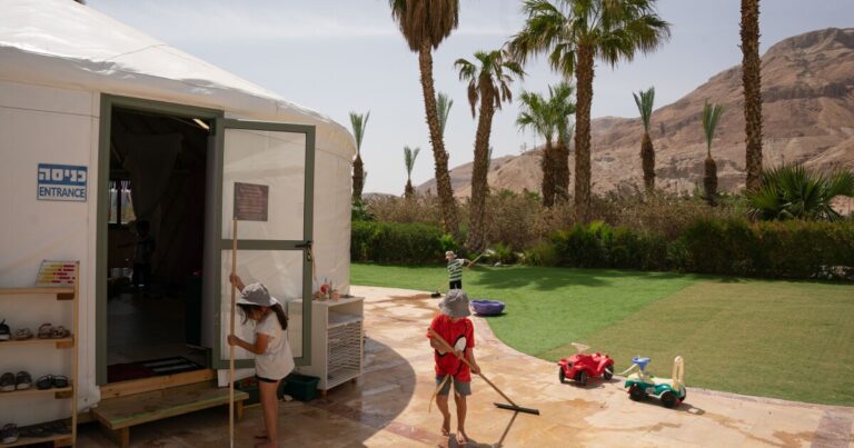 이스라엘 공동체가 10월 7일 공격 이후 아이들이 트라우마를 치유하도록 도운 방법
    


