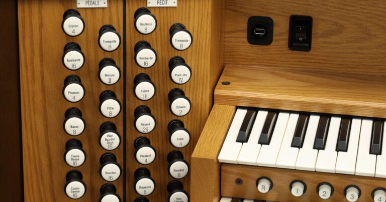 재건축된 노트르담 대성당에는 리하이 밸리(Lehigh Valley) 회사의 맞춤형 오르간이 포함되어 있습니다.
    


