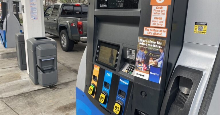 추수감사절 여행을 위해 주유비를 절약하는 펜실베니아 운전자
    


