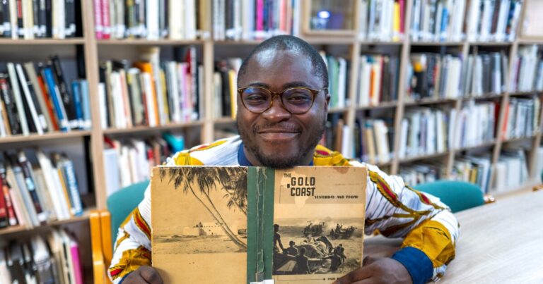 큰 꿈: 그는 아프리카 최고의 사진집 도서관의 창립자입니다.
    


