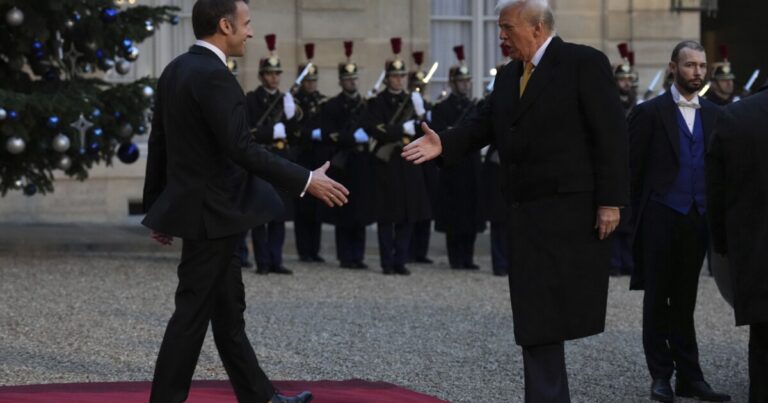 트럼프는 프랑스의 마크롱으로부터 대통령의 화려함으로 가득 찬 환영을 파리에서 받았습니다.
    


