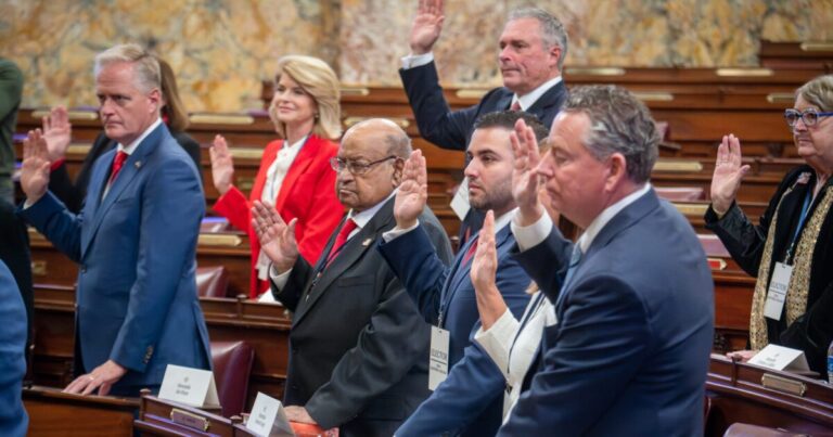 펜실베니아, 도널드 트럼프에게 선거인단 투표 19표 던지기
    


