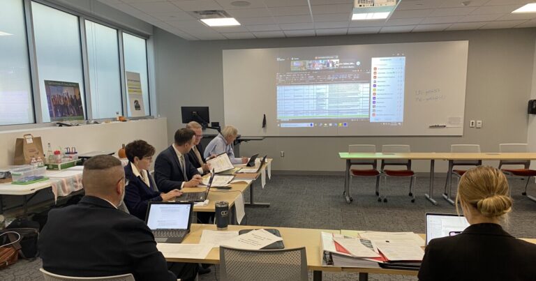 펜실베니아 카운티는 2억 4,700만 달러를 추가로 사용하여 오피오이드 자금을 사용하는 방법에 대해 더 많은 자유를 위해 싸우고 있습니다.
    


