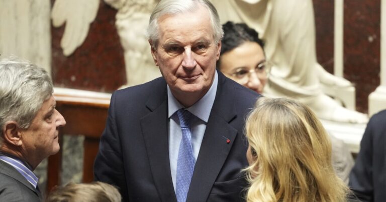 프랑스 국회의원들이 91일 만에 총리를 축출해 정부를 무너뜨렸다.
    


