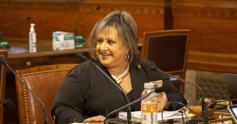 피츠버그 시의원 테레사 케일 스미스가 은퇴를 선언했다.
    


