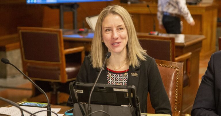 피츠버그 시의회, 직원 비용에 대한 의구심 속에 2025년 예산 통과
    


