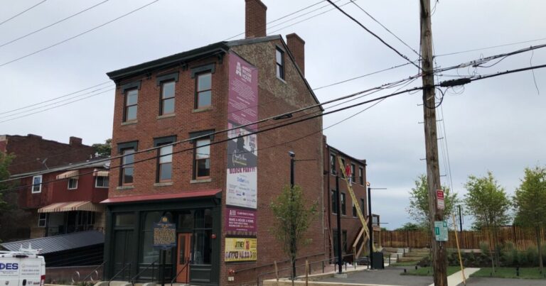 피츠버그 역사가는 흑인 미국의 '도시 안의 도시'를 기록합니다.
    


