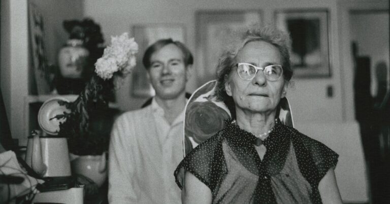 피츠버그 태생 앤디 워홀의 어머니, 자신의 전기를 쓰다
    


