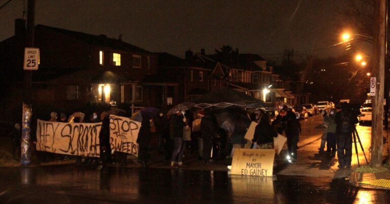 피츠버그의 노숙자 야영지 청소를 비판하기 위해 시위대가 게이니의 집 앞에 모였습니다.
    



