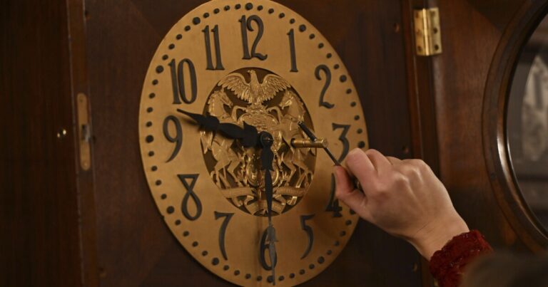 한 건축가는 100년 전에 펜실베이니아 주 의사당의 맞춤형 시계를 디자인했습니다. 아직도 똑딱거리고 있어
    


