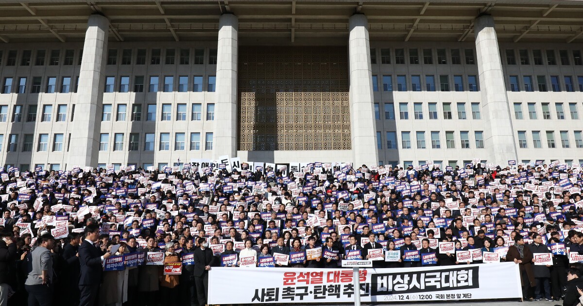 한국 대통령, 사임 아니면 탄핵 요구에 직면