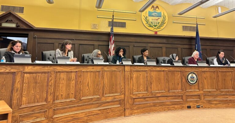 Allegheny County의 새로운 보건위원회는 첫 회의에서 현 상태에 도전하겠다고 맹세합니다.
    


