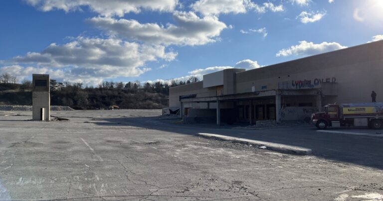 Century III Mall의 철거는 주 정부의 100만 달러 지원으로 계속됩니다.
    


