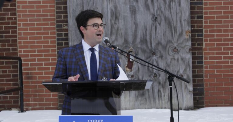 Gainey, O'Connor는 2025년 시장 선거 첫 정책 토론에서 청소년 프로그램에 대해 이야기합니다.
    


