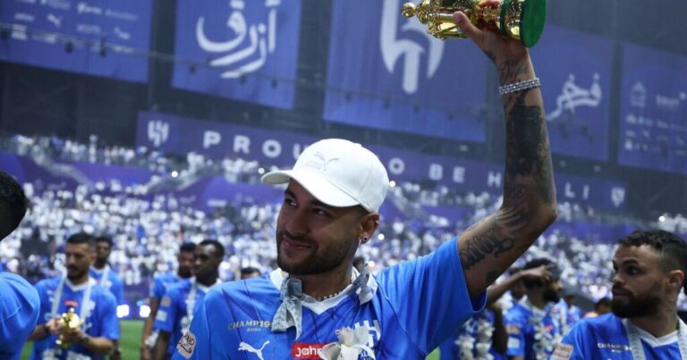 Neymar는 사우디 팀을 떠나 브라질에서 첫 축구 클럽으로 돌아갑니다.
    


