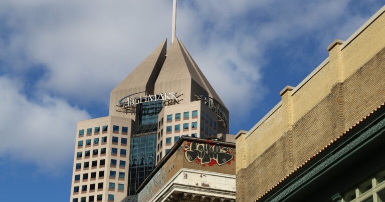 게인은 고가의 재무 서약은 비영리 단체와 강한 유대 관계를 보여줍니다. 오코너는 의심의 여지가 있습니다
    


