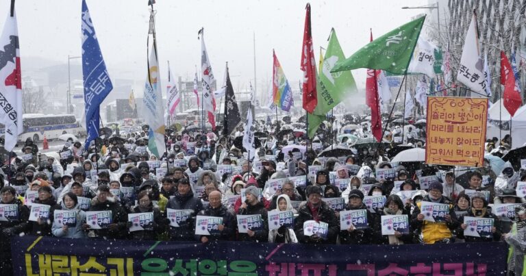 구금 기한이 다가옴에 따라 한국 시위자들은 윤씨의 퇴진을 요구하기 위해 용감하게 맞서고 있습니다.
    


