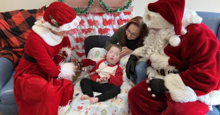 날씨가 좋지 않아 병원에서 아픈 자녀를 둔 Pa. 가족을 돕는 산타를 만나보세요.
    


