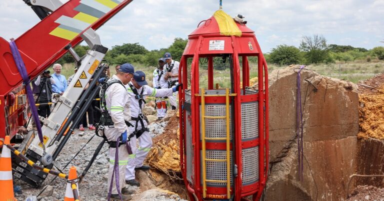 남아프리카 공포 이야기 : 불법 채굴 스탠드 오프가 끝납니다.
    


