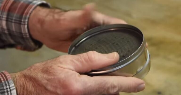 라돈은 펜실베니아 집에서 눈에 보이지 않는 폐암 위험이 될 수 있습니다.
    


