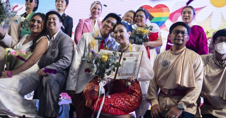 랜드 마크 동성 결혼 법이 태국에서 시행되는 커플
    


