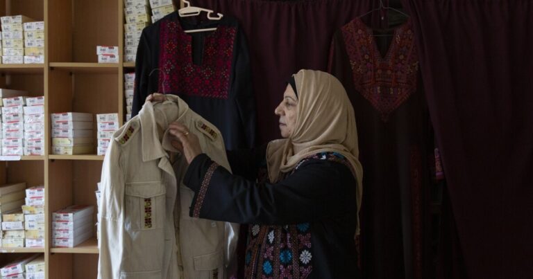 레바논의 팔레스타인 난민들은 한 번도 본 적 없는 고국에서 디자인을 바느질하고 있습니다.
    


