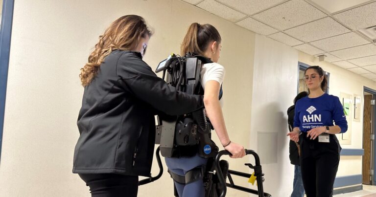 로봇 외골격 기술은 피츠버그 재활 환자가 큰 진전을 이룰 수 있도록 도와줍니다.
    


