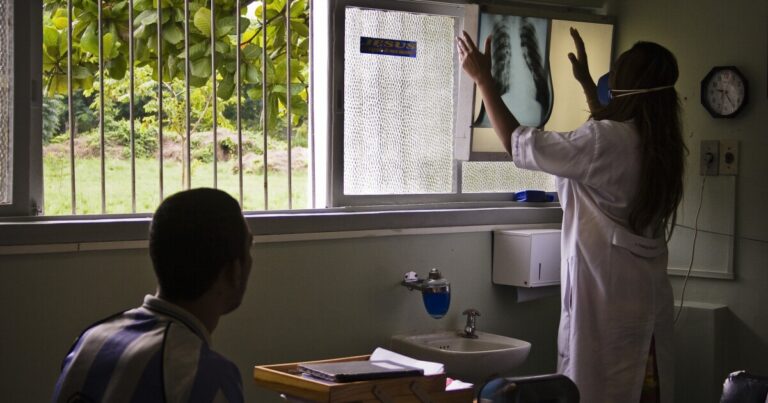 빈곤층에 매달 현금 지급을 받으면 결핵 발병률이 급락합니다.
    


