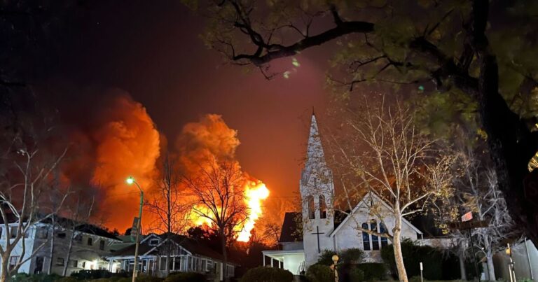 산불이 남부 캘리포니아의 삶을 뒤흔들었습니다. 그리고 지미 카터의 국장
    



