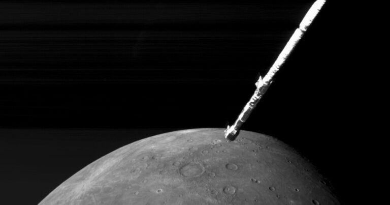 새로운 사진은 우주선이 비행한 후 수성의 화산 평원을 보여줍니다.
    


