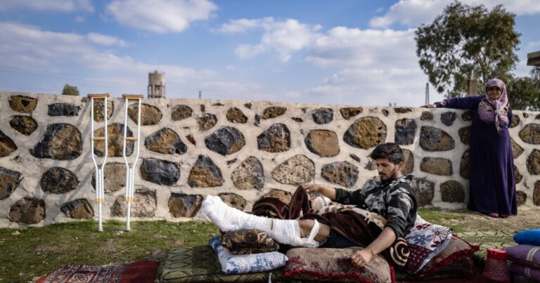 시리아의 골란 하이츠 버퍼 존 (Golan Heights Buffer Zone)에서 주민들은 이스라엘이 땅을 잡고 있다고 두려워합니다.
    


