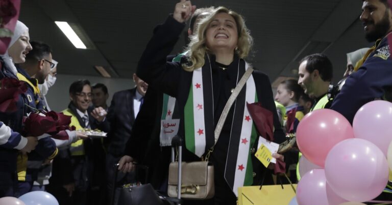 아사드 축출 이후 첫 국제 상업 비행, 시리아 착륙
    


