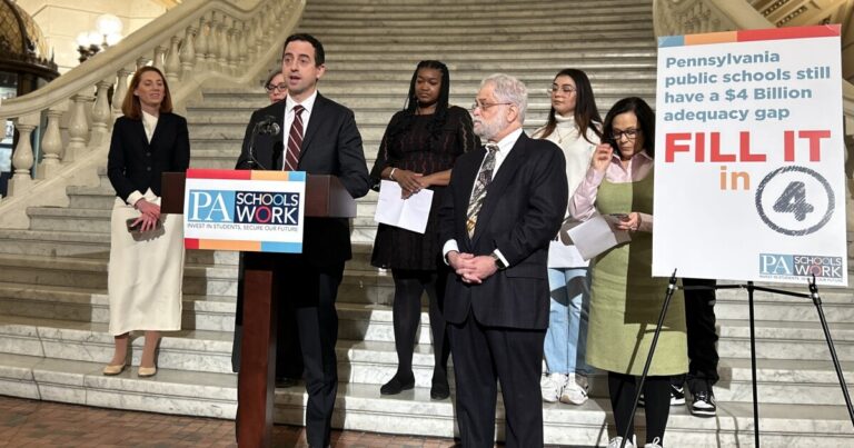 옹호론자들은 펜실베니아가 가난한 교육구에 자금을 지원하기 위한 노력을 가속화해야 한다고 말합니다.
    


