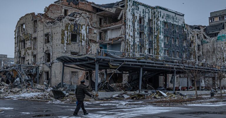 우크라이나 군인들과 상점 주인들은 러시아의 포크롭스크 포위가 강화되자 버티고 있다
    


