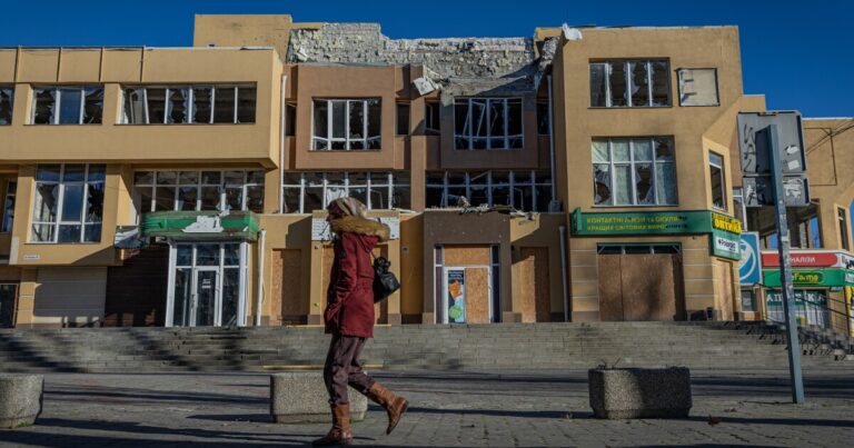 우크라이나는 러시아의 공격 드론이 목표 연습을 위해 민간인을 죽이고 있다고 말했다.
    


