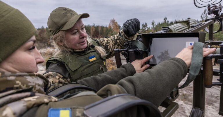 우크라이나의 교외 엄마들이 러시아 드론 격추 훈련을 통해 슬픔을 관리하는 방법
    


