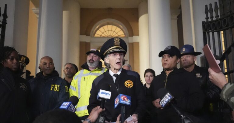 조지아와 노트르담 사이의 슈가볼 CFP 8강전, 치명적인 트럭 공격으로 연기 
    


