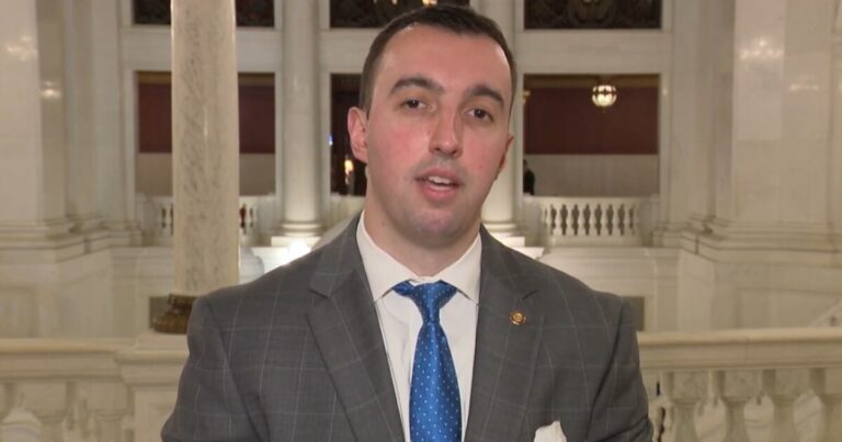 주택 가격이 아직 많은 사람들의 손에 닿지 않는 상황에서 Markosek이 주택 위원회를 맡게 되었습니다.
    


