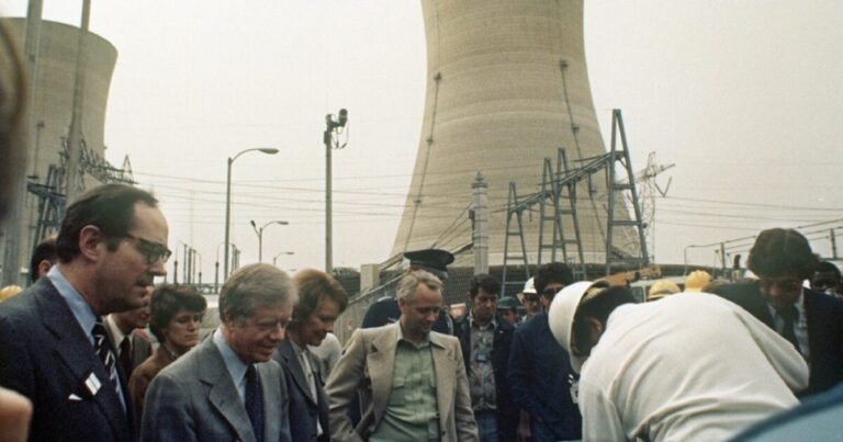 지미 카터(Jimmy Carter)는 스리마일 섬(Three Mile Island)이 부분적으로 붕괴된 후 펜실베니아 사람들에게 안정을 제공했습니다.
    


