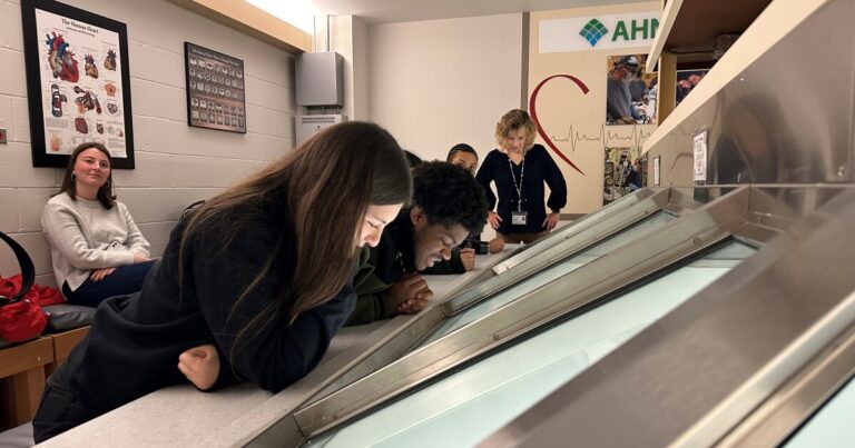 캐릭 학생들은 심장 수술을 보면서 의료 경력을 쌓는 다양한 경로에 대해 배웁니다.
    


