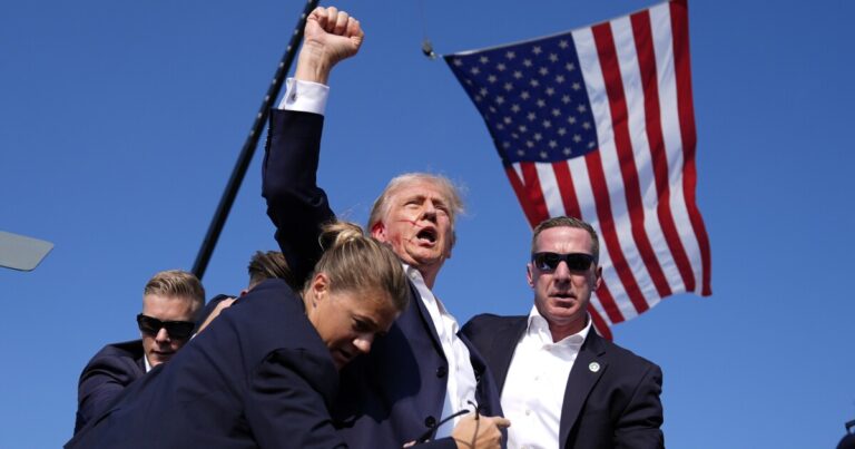 트럼프는 버틀러 랠리에서 총에 맞은 후 그를 덮은 요원을 원합니다.
    


