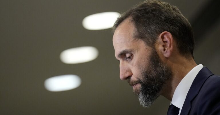 특검은 보고서에서 트럼프 기소를 변호했다. 그리고 이스라엘-하마스 휴전이 가까워졌습니다
    


