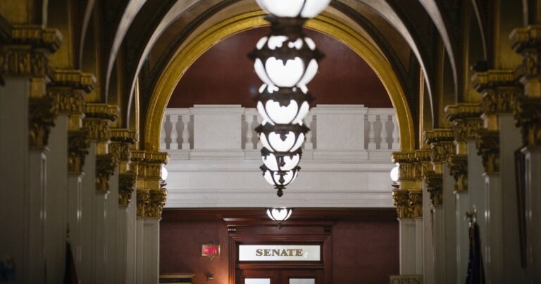 특별 선거 비용은 지난 입법 회기에 최소 100만 달러 이상 소요됩니다.
    


