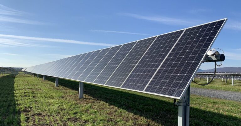 펜실베니아 학교는 태양 에너지를 설치하고 비용을 절약하기 위해 주정부 지원을 신청할 수 있습니다.
    


