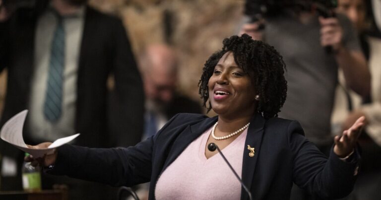 펜실베니아주 하원 동점으로 조안나 매클린턴이 하원의장으로 재선되었습니다.
    


