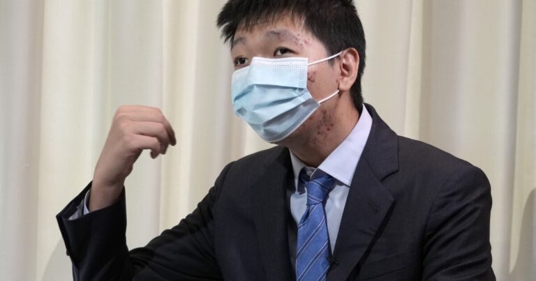 폭탄 위협으로 인해 중국 유명 반체제 인사를 취재하는 국제 기자들이 그림자를 드리웠습니다.
    


