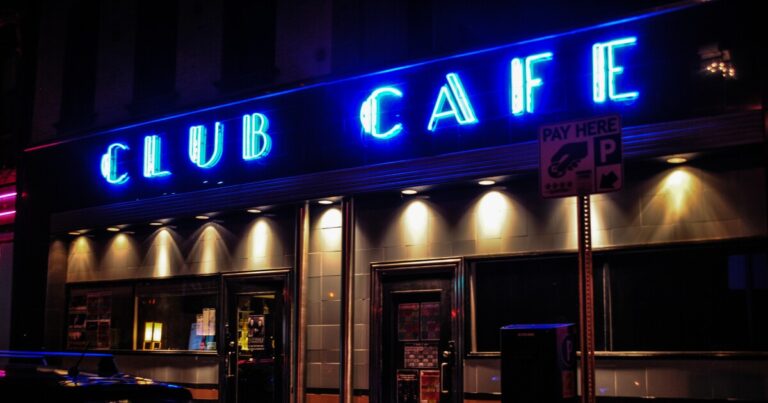 피츠버그 음악 공연장 클럽 카페에서는 12월 30일 폐장 예정 전에 최종 공연을 개최합니다.
    


