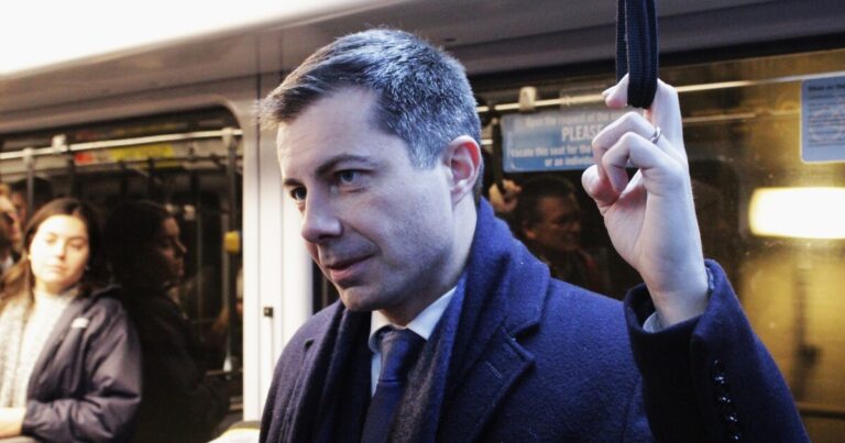 피츠버그를 방문한 피트 부티지지(Pete Buttigieg) 교통부 장관이 앞으로의 길을 내다보고 있습니다.
    


